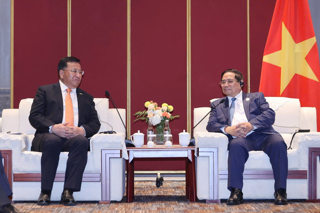 Prime Minister Pham Minh Chinh meets with Dai Hegen, Chairman of China Railway Construction Corporation (CRCC). (Photo: VNA) vna-potal-thu-tuong-tiep-lanh-dao-mot-so-tap-doan-hang-dau-cua-trung-quoc-8110967.jpg