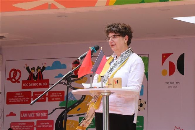 German Ambassador to Vietnam Helga Margarete Barthdelivers her remarks at the event. (Photo: VNA) vna-potal-bac-ninh-khai-mac-chuong-trinh-chuyen-xe-huong-nghiep-8022302.jpg