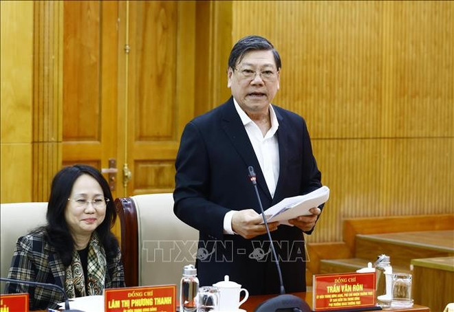 Tran Van Ron, member of the Party Central Committee and Standing Vice Chairman of the committee's Inspection Commission, presents the draft inspection report. (Photo: VNA) uuid3d13beb104-2526-4782-b7dc-eca56f20419926code3d00126library3d126type3d126mode3d126loc3dtrue26cap3dtrue.jpg