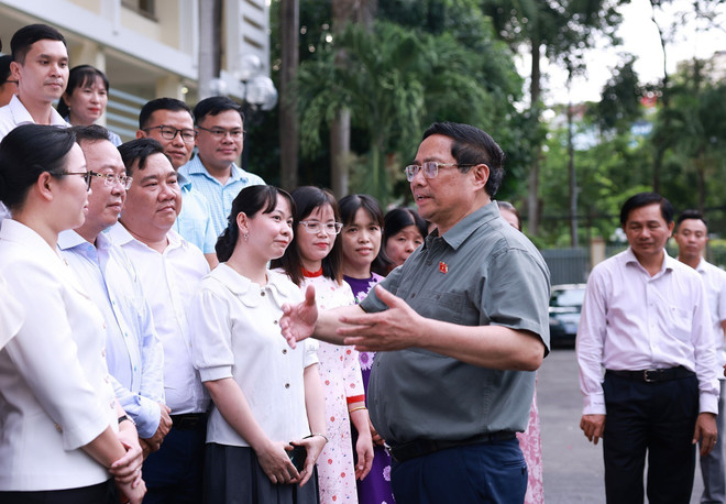 Prime Minister Pham Minh Chinh assigns tasks to officials and public employees at the Public Administrative Service Centre of Ninh Kieu ward. (Photo: VNA) vna-potal-thu-tuong-tham-trung-tam-phuc-vu-hanh-chinh-cong-phuong-ninh-kieu-8146719.jpg
