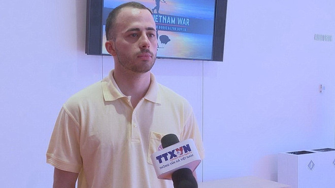 Amit Aharoni, a student at Columbia University, speaks to the Vietnam News Agency's reporter in New York. (Photo: VNA) vna-potal-30-nam-binh-thuong-hoa-quan-he-viet-my-tin-tuong-mot-tuong-lai-tuong-sang-giua-hai-nuoc-8146087.jpg