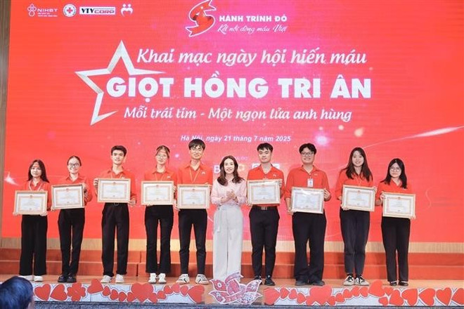 vna-potal-khai-mac-ngay-hoi-hien-mau-e2809cgiot-hong-tri-ane2809d-lan-thu-15-8162175.jpg