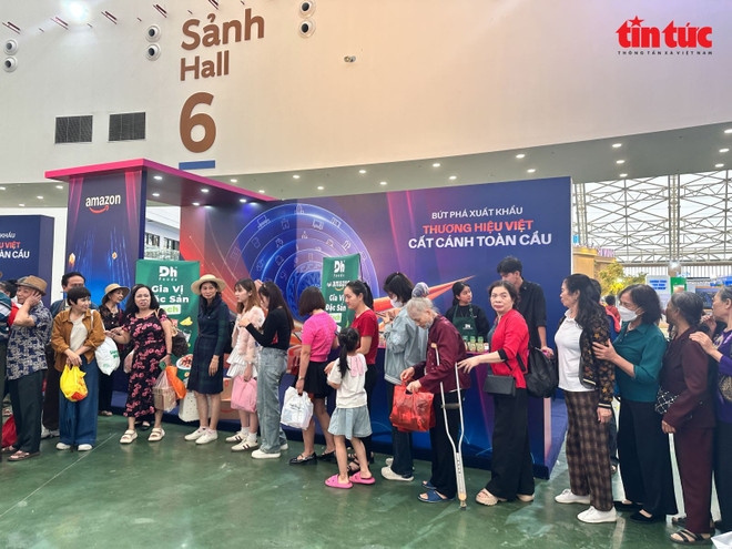 A large number of locals and visitors queue for tickets to watch Red Rain and Hijacked. (Photo: VNA)