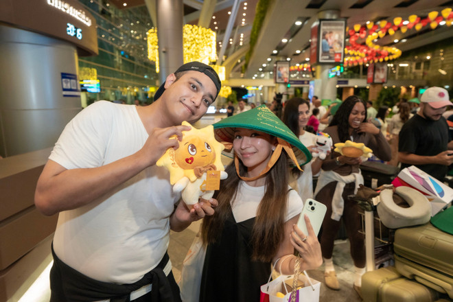 First Emirates passengers are welcomed with conical hats and stuffed animals from Sun Group. (Photo: Sun Group) nhung-vi-khach-dau-tien-cua-emirates-duoc-tang-non-va-gau-bong-sunny-do-sun-group-gui-tang.jpg