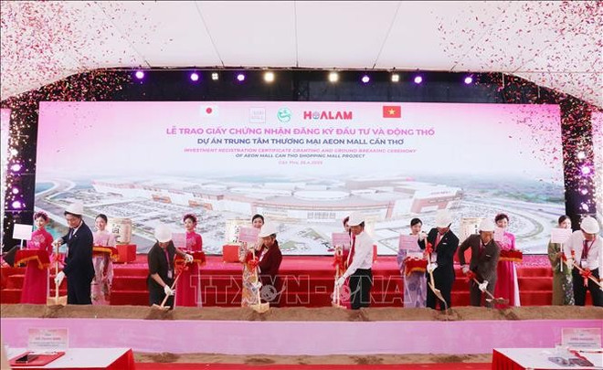 Delegates perform the groundbreaking ceremony for the Aeon Mall Can Tho project. (Photo: VNA) khoi-cong-du-an.jpg