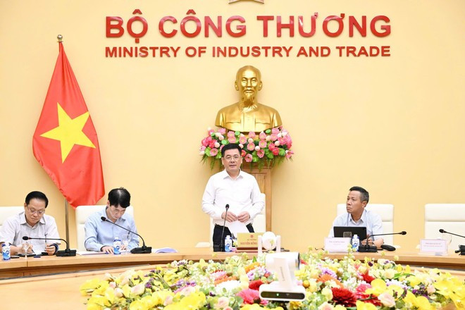 Minister of Industry and Trade Nguyen Hong Dien speaks at the meeting. (Photo: VNA) 8886b0fb-a39c-451c-a03a-dc55c4a01003.jpg