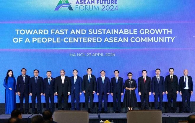 Prime Minister Pham Minh Chinh with delegation heads at ASEAN Future Forum 2024 (Photo: VNA)