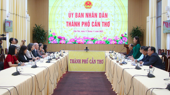 vna-potal-doan-cong-tac-cua-dai-su-canada-tham-va-lam-viec-voi-thanh-pho-can-tho-8413900.jpg