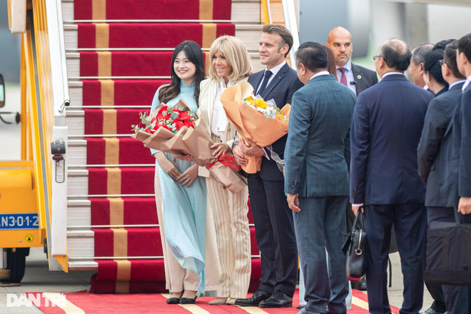 President Emmanuel Macron and his spouse receive flower bouquets from the Vietnamese farewell delegation. (Photo: dantri.com.vn) President Emmanuel Macron and his spouse receive flower bouquets from the Vietnamese farewell delegation. (Photo: dantri.com.vn)