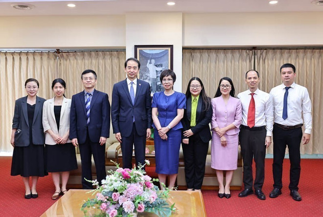 VNA General Director Vu Viet Trang, Chinese Ambassador to Vietnam He Wei and delegates pose for a group photo. (Photo: VNA) vna-potal-tong-giam-doc-thong-tan-xa-viet-nam-tiep-dai-su-trung-quoc-8142046.jpg