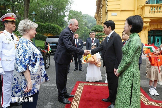 President Luong Cuong and spouse welcome Hungarian President Sulyok Tamas and spouse. (Photo: VNA) chu-tich-nuoc-luong-cuong-chu-tri-le-don-tong-thong-hungary-sulyok-tamas-8058946-2.jpg