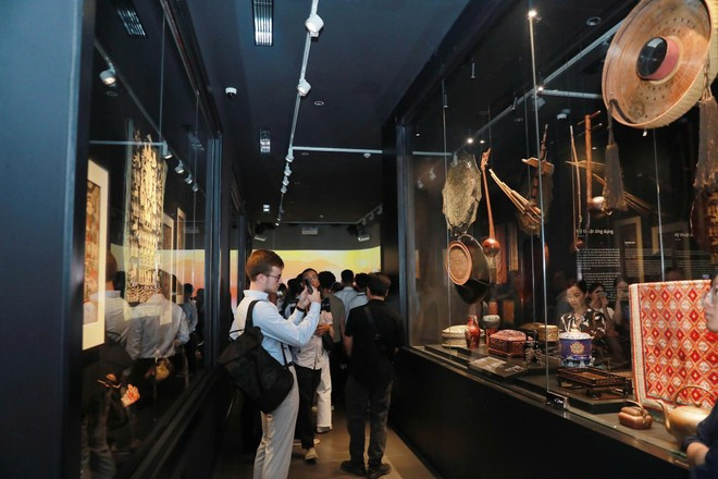Visitors explore the exhibition space for applied and folk arts at the Vietnam Fine Arts Museum (Photo: Vietnam Fine Arts Museum) c7ce0e4ab18e64240f009e32c8e2964c486c94b0e8e0faa8a44d557289123a49.jpg
