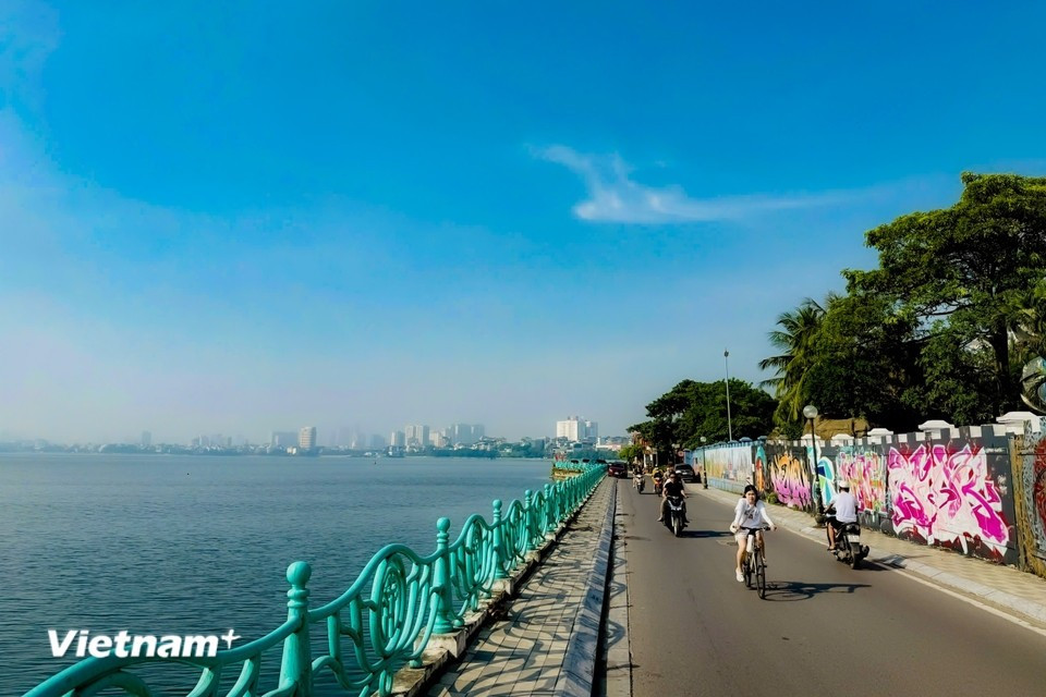 Cyclists and walkers around the lake experience its beauty and the sense of attachment felt along its winding lakeside roads. (Photo: Vietnam+)