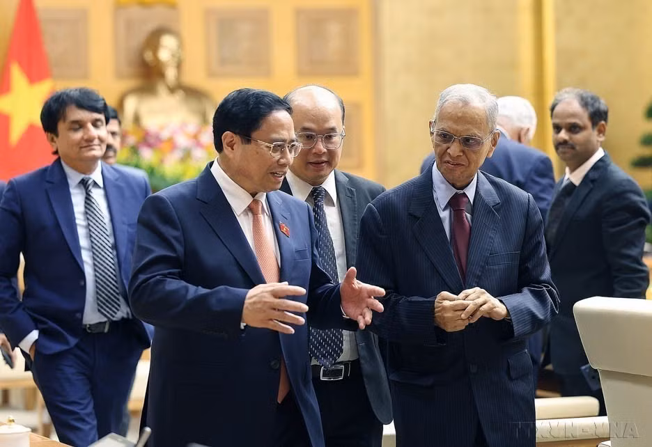 Prime Minister Pham Minh Chinh receives Narayana Murthy, co-founder of the Indian software company Infosys, May 20, 2024. (Photo: VNA)