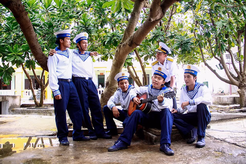 Officers and soldiers of the Naval Region 4 Command during a break. (Photo: Published by VNA)