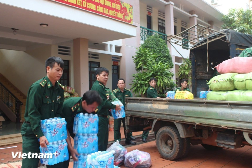 In Xuan Dai and Song Cau wards, Xuan Dai Border Guard Station (Dak Lak province) distributes 300 relief packages provided by the provincial Border Guard Command; operates the border clean-water distribution model, delivering 150 packs of drinking water to households facing water shortages. (Photo: Vietnam+)
