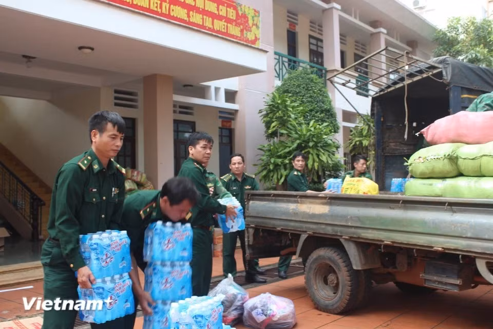 In Xuan Dai and Song Cau wards, Xuan Dai Border Guard Station (Dak Lak province) distributes 300 relief packages provided by the provincial Border Guard Command; operates the border clean-water distribution model, delivering 150 packs of drinking water to households facing water shortages. (Photo: Vietnam+)
