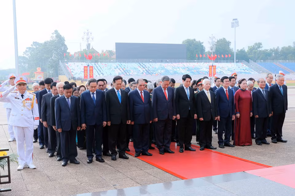 Party and State leaders pay tribute to President Ho Chi Minh. (Photo: VNA)