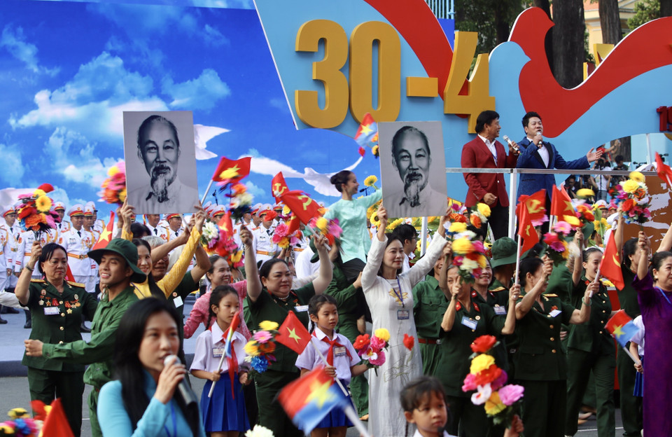 A performance by artists from Ho Chi Minh City participating in the full dress rehearsal for the parade commemorating the 50th anniversary of the Liberation of the South and National Reunification. (Photo: VNA)