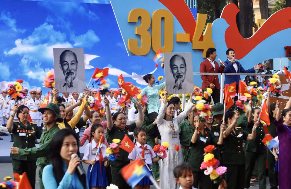A performance by artists from Ho Chi Minh City participating in the full dress rehearsal for the parade commemorating the 50th anniversary of the Liberation of the South and National Reunification. (Photo: VNA)