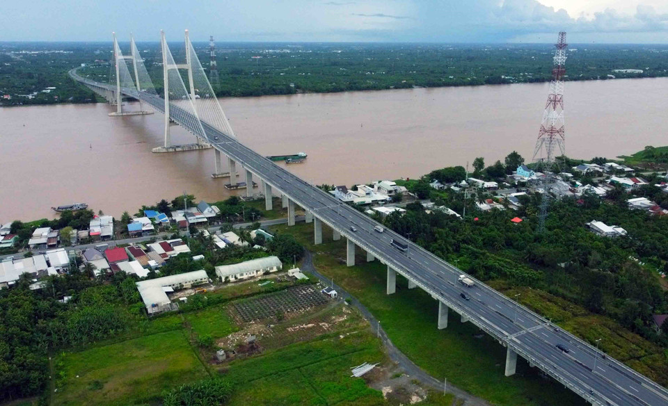 Cao Lanh Bridge, a cable-stayed bridge over the Tien River, connects Cao Lanh city and Lap Vo district in Dong Thap province. (Photo: VNA)