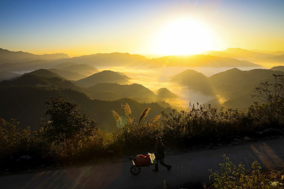 A peaceful sunrise scene on Keo Lom Pass. (Photo: VNA)
