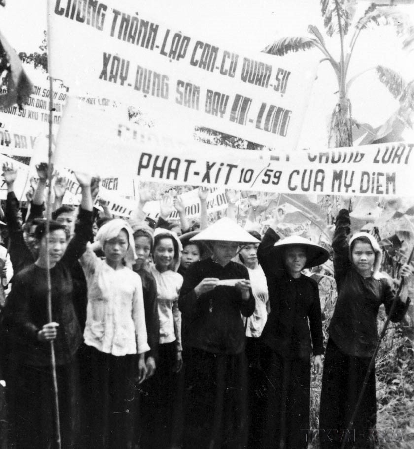 The "Long-Haired Army" of Ben Tre protests against the fascist Law 10/59, demanding the establishment of a progressive democratic government, and opposing the US and its puppet administration’s military base construction in preparation for war. (Photo: VNA archives)