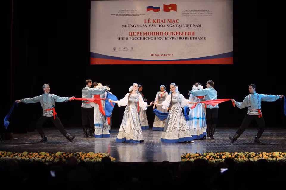 A performance by the Beryozka Academic State Dance Ensemble from Russia makes highlight in the opening ceremony of Russian Culture Days in Vietnam, October 5, 2017. (Photo: VNA)