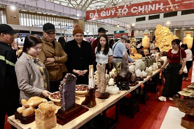 Gemstone products of diverse types and eye-catching designs attract great interest from visitors. (Photo: VNA)