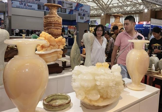 A wide range of gemstone products on display. (Photo: VNA)