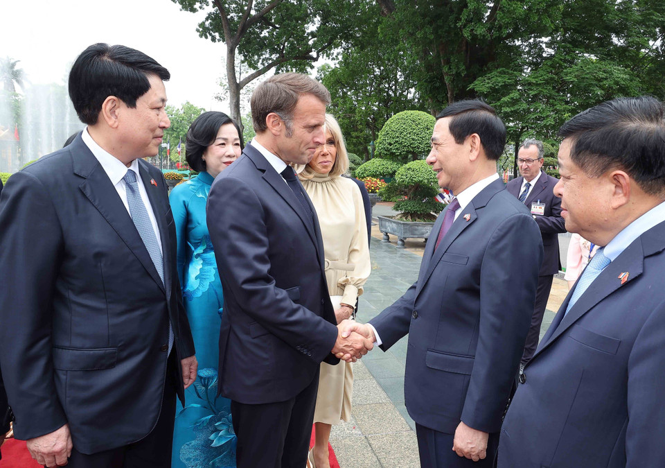 State President Luong Cuong introduces members of the Vietnamese delegation to French President Emmanuel Macron. (Photo: VNA)