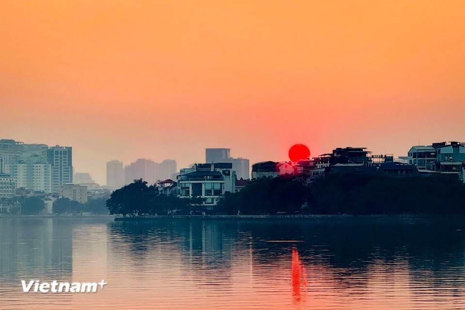 From any angle, the beauty of West Lake as the fading sunlight descends across the horizon is enough to captivate every onlooker. West Lake is truly a one-of-a-kind landmark – a natural gift to the capital city. (Photo: Vietnam+)