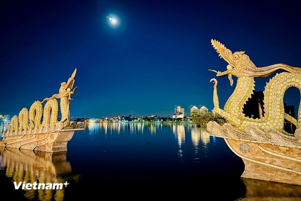 Night-time West Lake brings a mystical and romantic beauty, with its tranquil atmosphere and enchanting scenery. (Photo: Vietnam+)