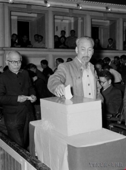 President Ho Chi Minh casts the first vote to elect the new Standing Committee of the National Assembly at the sixth session of the first National Assembly (January 1957). (Photo: VNA)