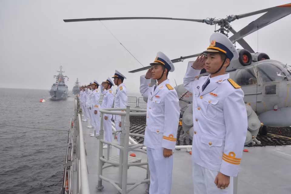 Officers and soldiers of the Naval Region 4 Command carry out tasks to guard and protect the nation's seas and islands. (Photo: Published by VNA)