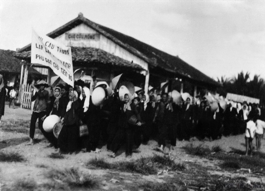 The "Long-Haired Army" of Ben Tre demonstrates against the US and the US-aided and abetted Sai Gon regime. (Photo: VNA archives)