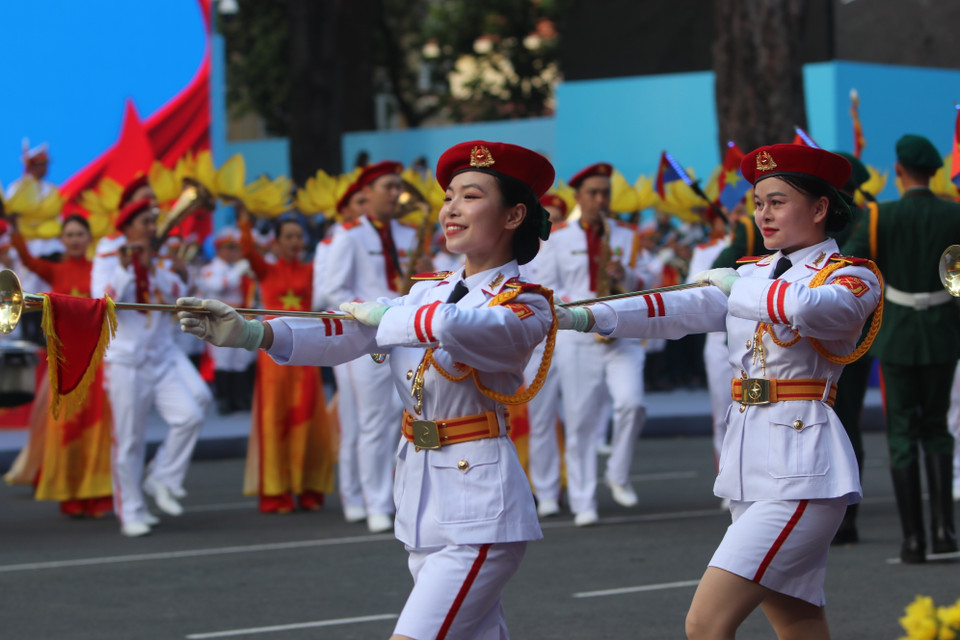 A performance by artists from Ho Chi Minh City participating in the full dress rehearsal for the parade commemorating the 50th anniversary of the Liberation of the South and National Reunification.(Photo: VNA)