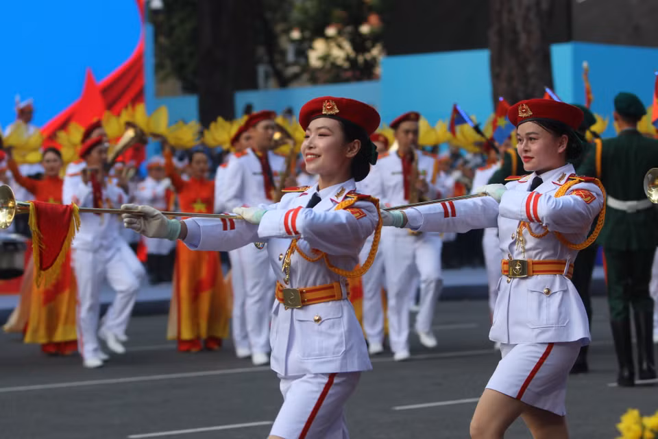A performance by artists from Ho Chi Minh City participating in the full dress rehearsal for the parade commemorating the 50th anniversary of the Liberation of the South and National Reunification.(Photo: VNA)