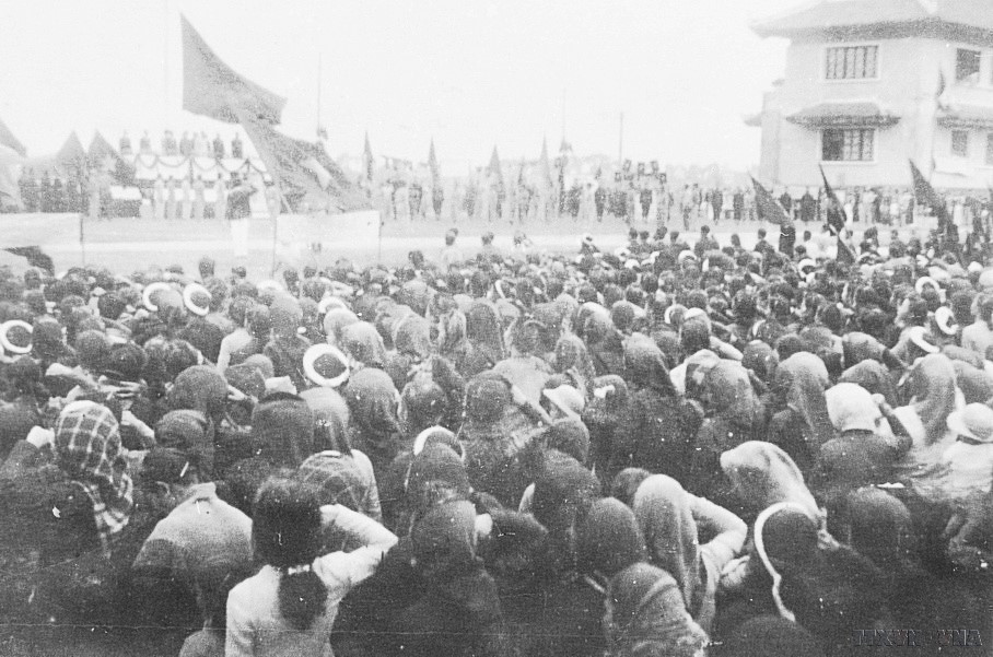 On January 12, 1946, tens of thousands of citizens in the capital attend a rally at the Central School Zone (now Hanoi University of Science and Technology) to congratulate President Ho Chí Minh and the newly elected members of the first National Assembly. (Photo: VNA Archives)