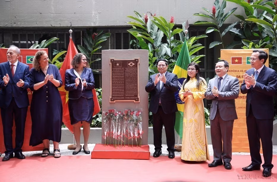 Prime Minister Pham Minh Chinh attends a ceremony unveiling a commemorative plaque honouring President Ho Chi Minh in Rio de Janeiro, on November 17, 2024. (Photo: VNA)