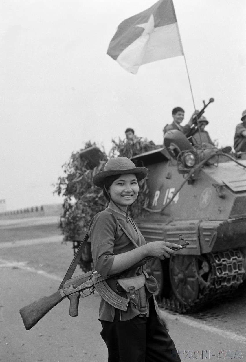 During the resistance war against the US, over 280,000 young men and women volunteered to join the frontline with the resolve to “Carve across Truong Son to save the country,” “Wherever the battlefield needs, Youth Volunteers are present,” and “Wherever the enemy is, Youth Volunteers set out.” In photo: Female commando Nguyen Trung Kien (real name Cao Thi Nhip) leads tank soldiers of Division 10 (Corps 3) to seize Tan Son Nhat Airport on April 30, 1975. (Photo: VNA)