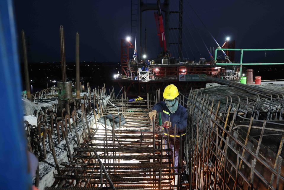Rach Mieu 2 Bridge is currently under construction and is expected to complete its main span closure on April 30, 2025. (Photo: VNA)