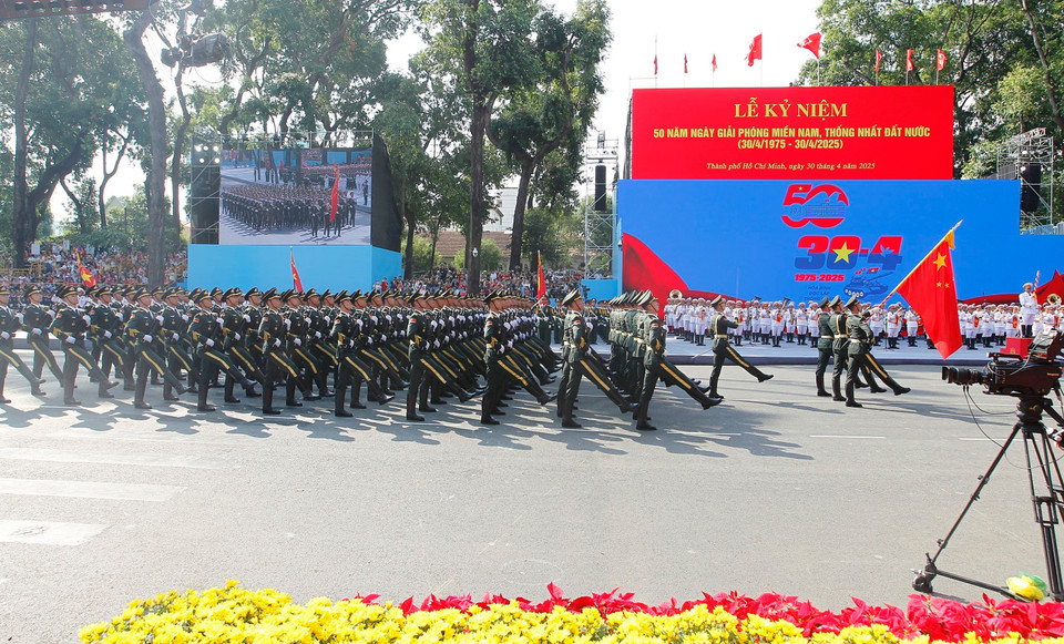 The Chinese military contingent participates in the full dress rehearsal for the 50th anniversary of the Liberation of the South and National Reunification. (Photo: VNA)