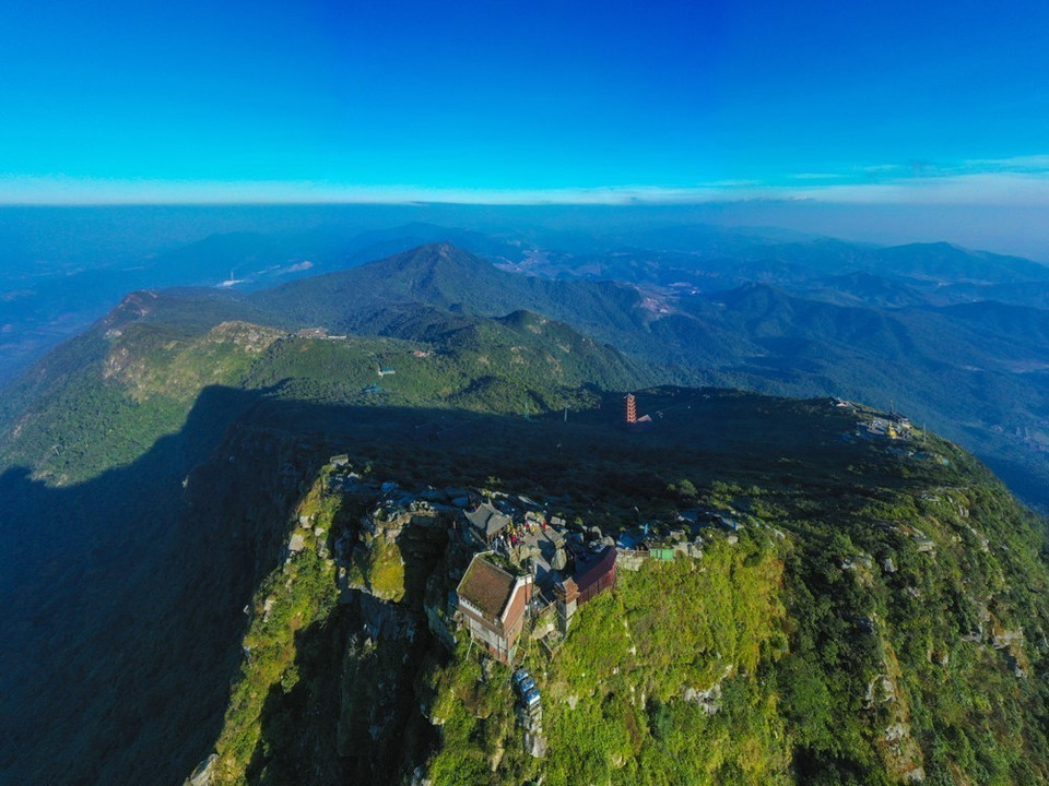 The beauty of Yen Tu lies in the serene grandeur of its sacred mountains, harmonising with the tranquil, contemplative atmosphere of its pagodas and towers. (Photo: VNA)