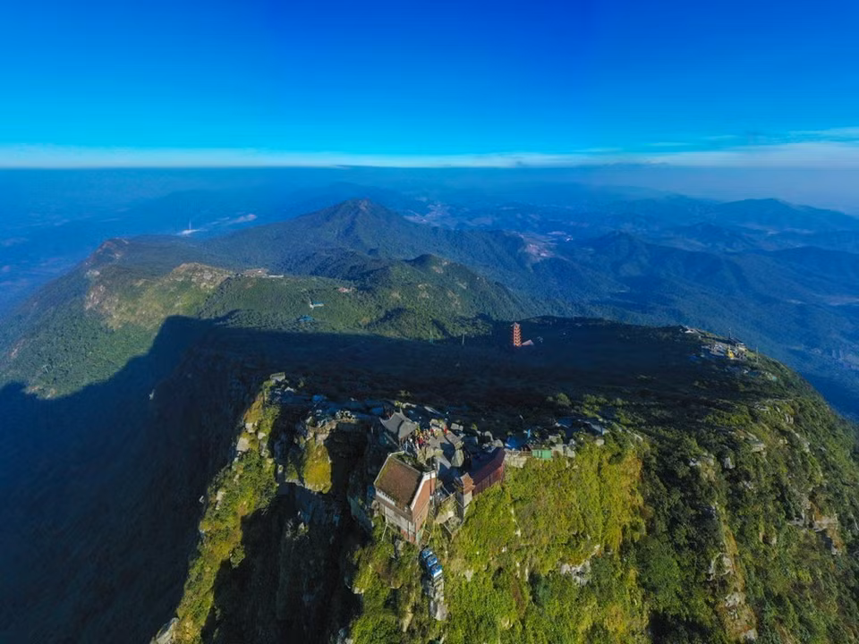 The beauty of Yen Tu lies in the serene grandeur of its sacred mountains, harmonising with the tranquil, contemplative atmosphere of its pagodas and towers. (Photo: VNA)