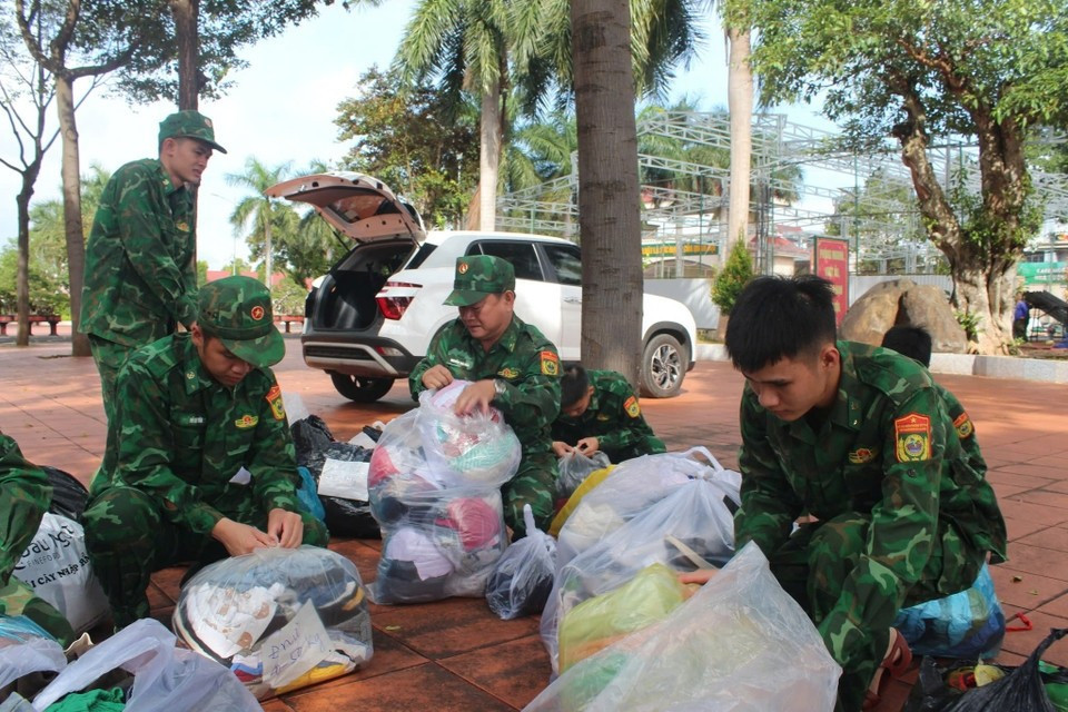 An Hai Border Guard Station mobilises officers and soldiers to work with police and military forces to receive, unload and transport 25 tonnes of essential goods for affected villages at O Loan, Tuy An Nam and Tuy An Dong communes in Dak Lak province. (Photo: Vietnam+)
