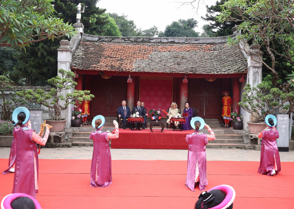 The two couples enjoy a performance of ‘Nha nhac’ – Vietnamese royal court music. (Photo: VNA)