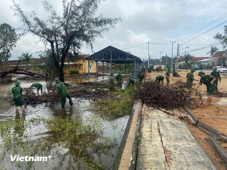 Dak Lak Border Guard Command deploys personnel and vehicles to affected areas, working with local authorities and other forces to support residents in dealing with flood consequences and restoring daily life, November 24, 2025. (Photo: Vietnam+)