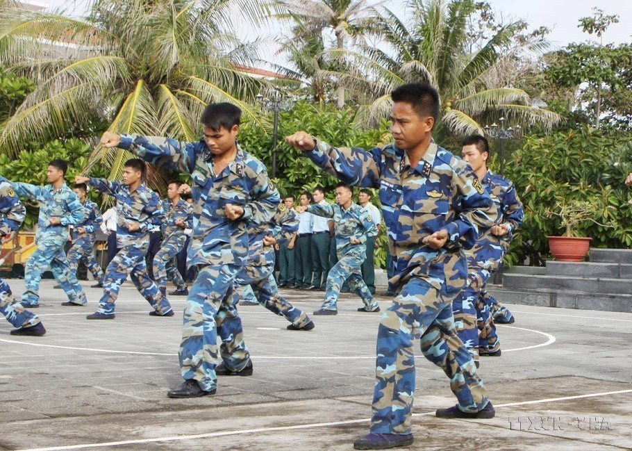 The battle to defend national sovereignty at Gac Ma reef has awakened the hearts of the Vietnamese people to the sacred duty of protecting the country’s seas and islands. In the photo: Soldiers on Nam Yet Island practise martial arts. (Photo: VNA)