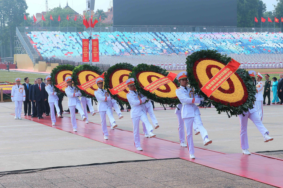 Party and State leaders pay tribute to President Ho Chi Minh at his Mausoleum. (Photo: VNA)